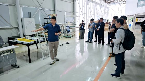 기술보증기금과 부울경(부산울산경남) 특화 액셀러레이터 시리즈벤처스가 진행한 OI 프로그램인 &#039;태림 인사이트 트립&#039;에서 이영우 태림산업 인큐베이션센터장(책임연구원)이 자체 개발한 차량용 복합재 &#039;판스프링&#039;을 설명하고 있다/사진=류준영 기자 