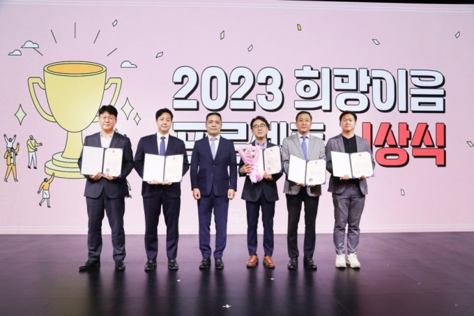 &#039;MZ가 가고 싶은 지역기업&#039;으로 최종 선정된 △바디텍메드 △대주기계 △해성디에스 △어보브반도체 △비나텍 등 5개 기업이 기념사진을 찍고 있다. /사진제공=산업통상자원부