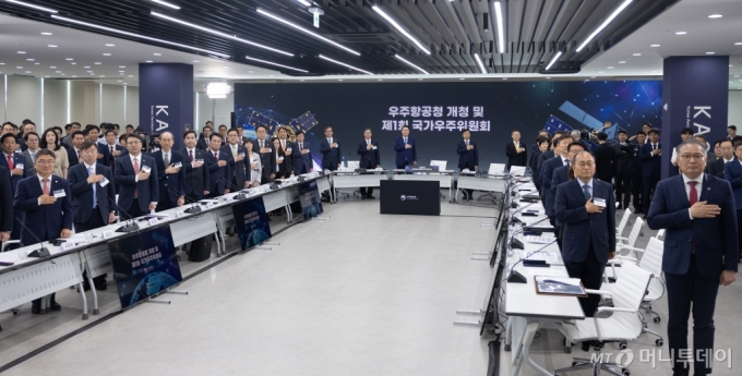 윤석열 대통령이 30일 경남 사천시 우주항공청 임시청사에서 열린 우주항공청 개청식 및 제1차 국가우주위원회에서 국기에 경례를 하고 있다. /사진=뉴스1 (대통령실 제공)