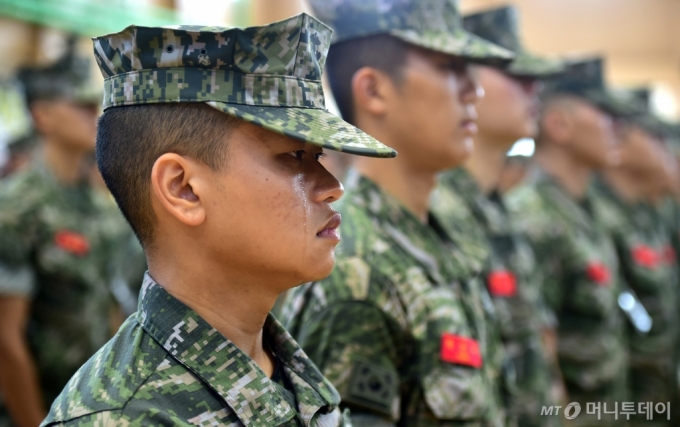 2023년 7월 22일 경북 포항시 남구 해병대 1사단 내 김대식관에서 엄수된 고 채수근 상병 영결식에서 한 해병대원이 눈물을 흘리고 있다. / 사진=뉴시스