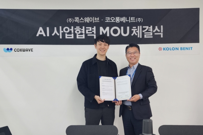 김기정 콕스웨이브 대표(왼쪽)와 최상문 코오롱베니트 상무가 업무협약을 맺고 있다. /사진=콕스웨이브 제공 