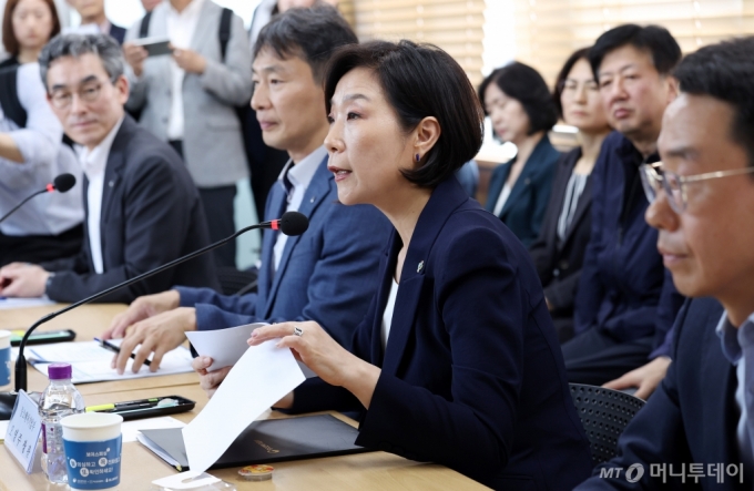 [서울=뉴시스] 추상철 기자 = 오영주 중소벤처기업부 장관이 11일 오후 서울 종로구 통인시장에서 열린 &#039;전통시장·금융회사 결연 확대보고대회&#039;에서 발언하고 있다. 2024.06.11. scchoo@newsis.com /사진=추상철