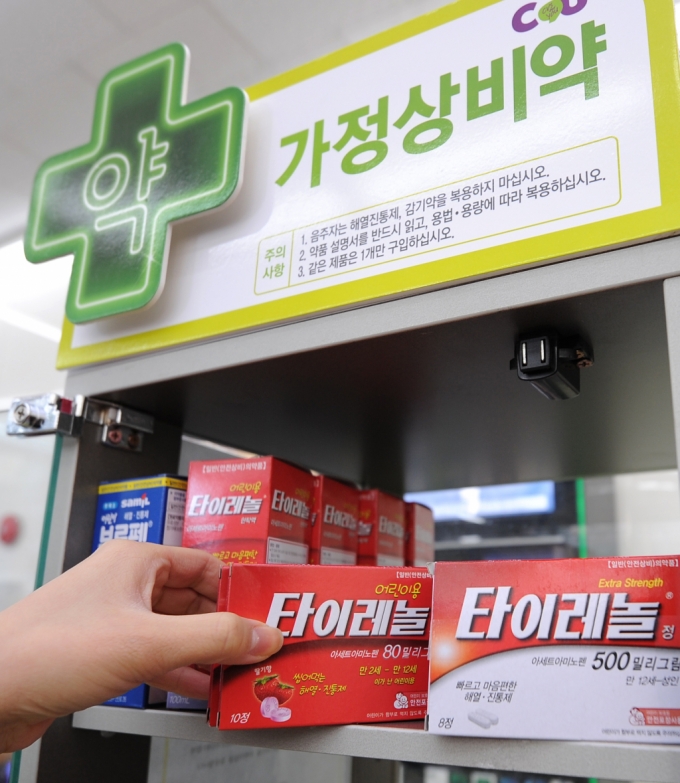 서울 종로구의 한 편의점에서 소비자가 약품을 살펴보고 있다./사진= 뉴스1 