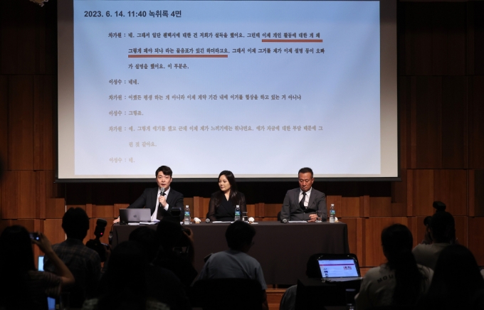  그룹 엑소의 유닛 첸백시의 소속사 INB100의 법률 대리인인 이재학 변호사가 지난 10일 서울 중구 신라호텔에서 열린 기자회견에서 녹취록을 공개하고 있다. INB100은 &quot;SM엔터는 합의서의 전제가 된 협상 내용은 무시한 상태에서 소속사에 &#039;아티스트 개인활동 매출의 10%를 내놓으라고 요구하고 있다&quot;고 주장했다. /사진=뉴스1