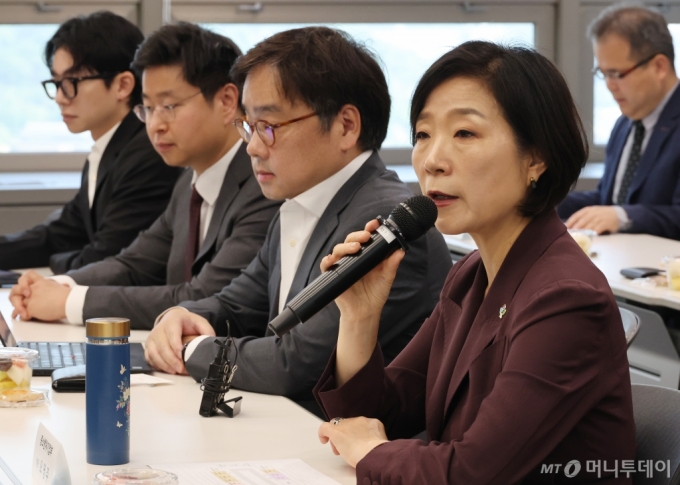 [서울=뉴시스] 김명원 기자 = 오영주 중소벤처기업부 장관이 13일 오전 서울 종로구 광화문빌딩에서 열린 KSC 도쿄 입주기업 및 일본진출기업 10개사 등 일본 진출 스타트업 간담회에 참석해 발언하고 있다. 2024.06.13. kmx1105@newsis.com /사진=김명원