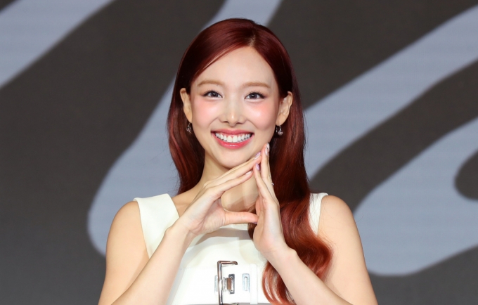 그룹 트와이스 나연이 지난 13일 오후 서울 송파구 소피텔 앰배서더 서울 호텔에서 열린 두 번째 미니 앨범 &#039;NA(나)&#039; 기자간담회에서 포즈를 취하고 있다. /사진=뉴시스
