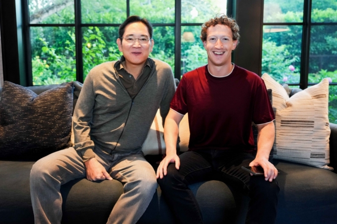 이재용 삼성전자 회장(왼쪽)이 마크 저커버그 메타 CEO와 미국 팔로알토의 저커버그 CEO 자택에서 만났다./사진=삼성전자