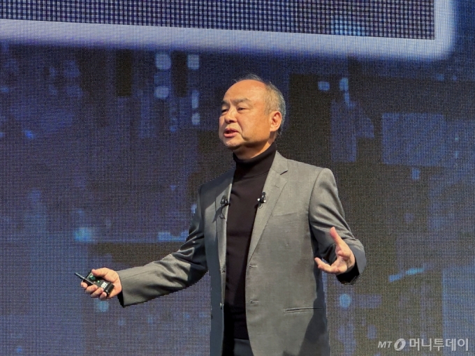 4일(현지시간) 일본 도쿄 '소프트뱅크 세계 2023 기업 컨퍼런스'에서 손정의 소프트뱅크 그룹 회장이 발언하고 있다. 2023.10.04/  ⓒ 로이터=뉴스1  Copyright (C) 뉴스1. All rights reserved. 무단 전재 및 재배포,  AI학습 이용 금지. 