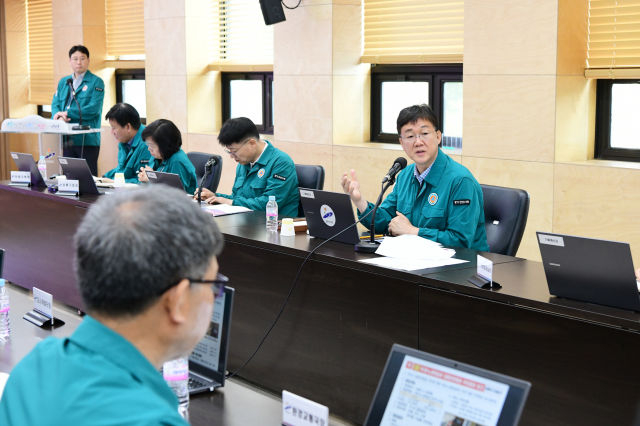 이민근 안산시장(오른쪽)이 간부회의를 주재하며 의료계 집단휴진에 대한 총력 대응을 지시하고 있다./사진제공=안산시