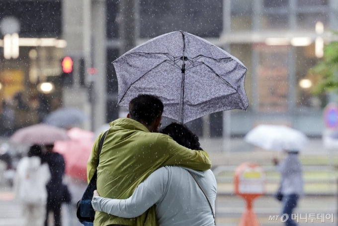  비가 내린 지난달 15일 서울 용산역 인근에서 시민들이 강한 바람에 우산을 부여잡고 걷고 있다./사진=뉴시스