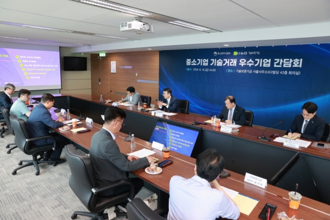 오기웅 중소벤처기업부 차관이 14일 서울 영등포구 기술보증기금에서 열린 &#039;중소기업 기술거래 우수기업 간담회&#039;에서 참여 기업과 기술 이전 성공 사례를 공유하고 있다./사진=중소벤처기업부