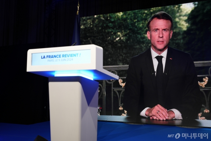[파리=AP/뉴시스]에마뉘엘 마크롱 프랑스 대통령이 9일 파리에서 극우 정당 국민연합(RN)의 본부의 TV 화면에 보이고 있다. 유럽의회 선거에서 자신의 중도 동맹이 극우 정당에 패배한 후 조기총선을 전격 발표한 그는 프랑스가 올바른 선택을 할 것으로 확신한다고 10일 밝혔다고 AFP 통신이 보도했다. 2024.06.10. /사진=유세진