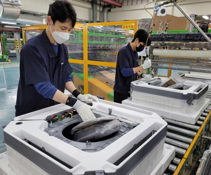 광주광역시 광산구 하남산단 6번로에 위치한 삼성전자 광주사업장에서 직원들이 '시스템 에어컨'을 생산하는 모습/사진제공=삼성전자