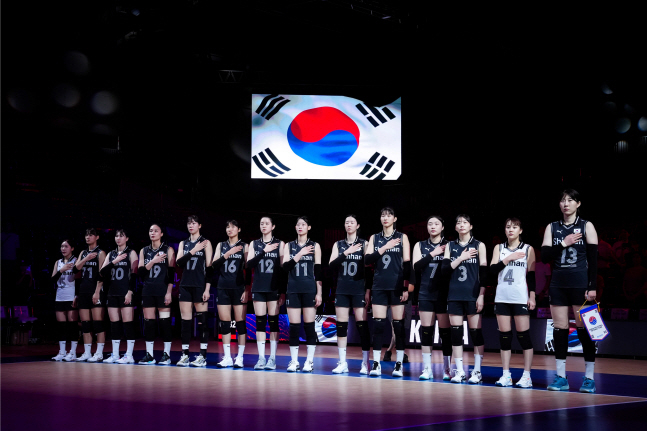네덜란드전을 앞두고 국기에 대한 경계를 하는 한국 여자 배구 대표팀. /사진=FIVB 제공