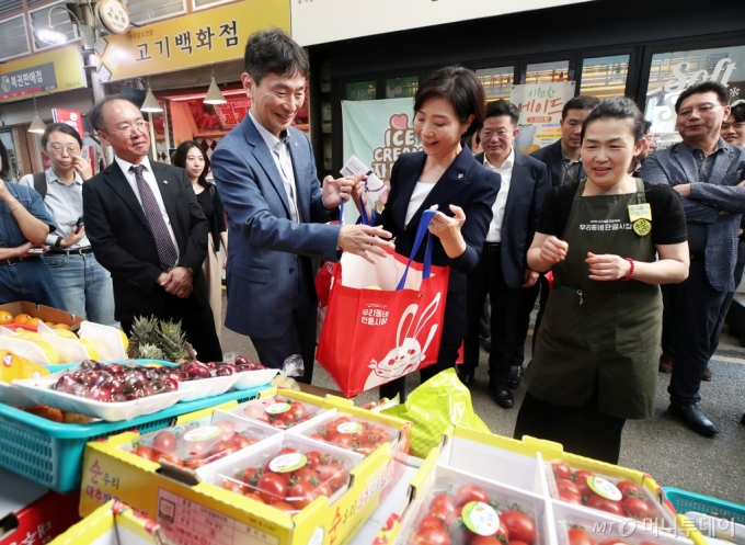 오영주 중소벤처기업부 장관과 이복현 금융감독원장이 11일 오후 서울 종로구 통인시장 도시락카페 통(通)에서 열린 전통시장-금융시장 결연 확대보고대회를 마친 후 장바구니를 들고 장을 보고 있다. 2024.6.11/뉴스1  Copyright (C) 뉴스1. All rights reserved. 무단 전재 및 재배포,  AI학습 이용 금지. /사진=(서울=뉴스1) 오대일 기자