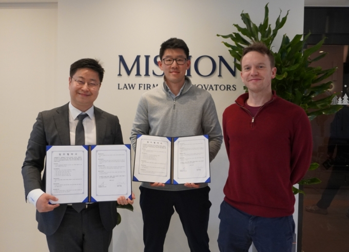(왼쪽부터)김성훈 법무법인 미션 대표변호사, 굿띵스의 노석훈 CFO, 찰리 캐롤 CIO /사진=법무법인 미션