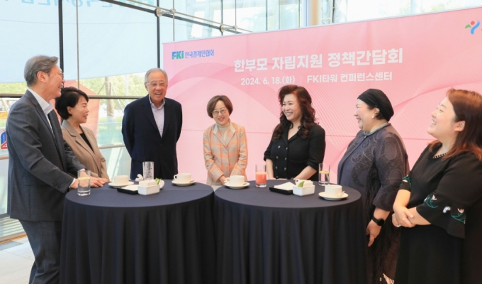 류진 한국경제인협회 회장(왼쪽 세번째)과 오은영 박사(다섯번째)를 비롯한 내빈들이 18일 여의도 FKI타워 컨퍼런스센터에서 열린 &#039;스.맘.파 멘토링데이&#039;에 앞서 환담을 나누고 있다. / 사진 = 한국경제인협회 제공