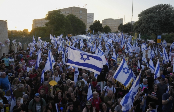 17일(현지시간) 이스라엘 예루살렘 크네세트(의회) 앞 시민 수천명이 모여 베냐민 네타냐후 총리의 퇴진과 조기총선을 요구하는 반정부 시위에 나서고 있다. /AP=뉴시스