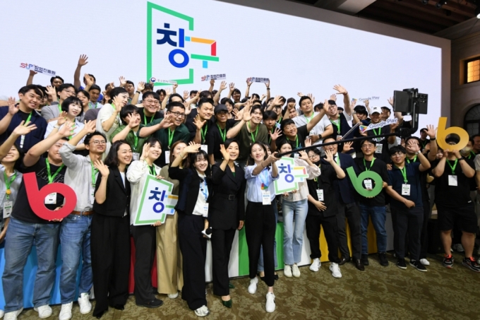 2024 구글 창구 알럼나이 데이에서 오영주 중소벤처기업부 장관과 참석자들이 기념 사진을 촬영하고 있다. /사진=구글코리아 제공