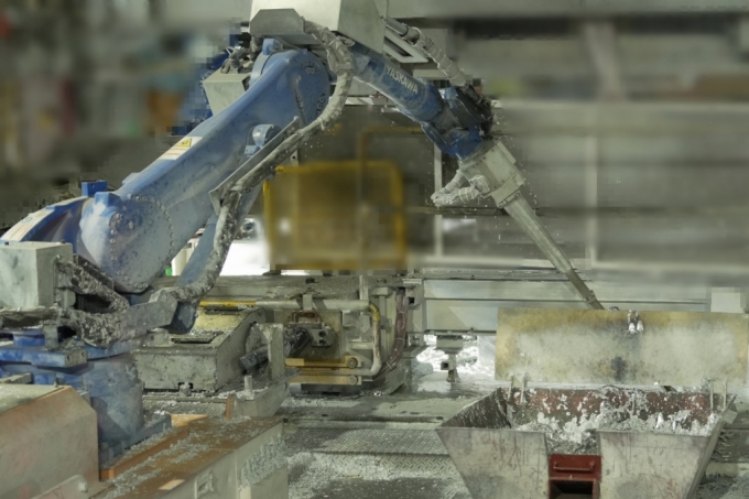 14일 전남 광양 포스코 광양제철소 4도금공장 로봇이 아연 도금 포트(Pot)에서 불순물 &#039;드로스&#039;를 제거하고 있다./사진제공=포스코DX