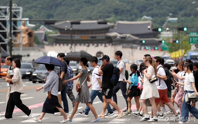 무더위에 양산을 쓰고 광화문 네거리를 걷는 시민들/사진제공=뉴스1