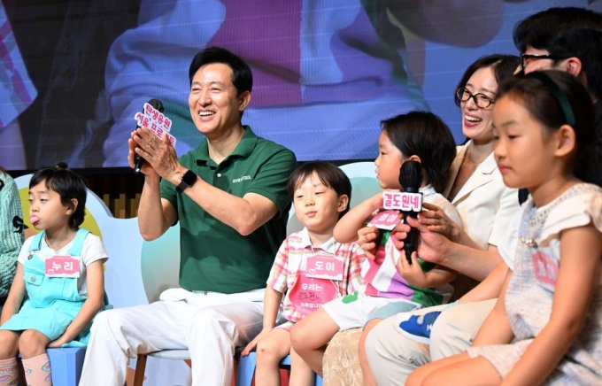 오세훈 서울시장(왼쪽 두번째)이 지난달 25일 열린 '탄생응원 서울축제'에서 다자녀 가족들과 이야기를 나누고 있다 /사진제공=서울시 