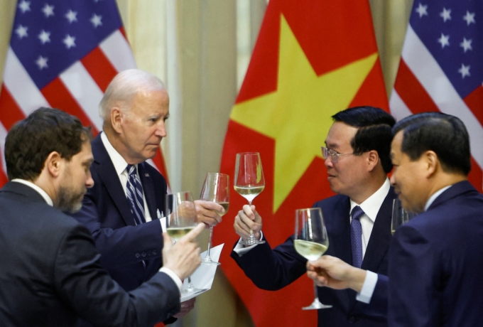  조 바이든 미국 대통령이 지난해 9월11일(현지시간) 베트남을 국빈 방문해 하노이 주석 궁에서 열린 오찬서 보 반 트엉 국가 주석과 건배를 하고 있다. 2023.9.12  /로이터=뉴스1