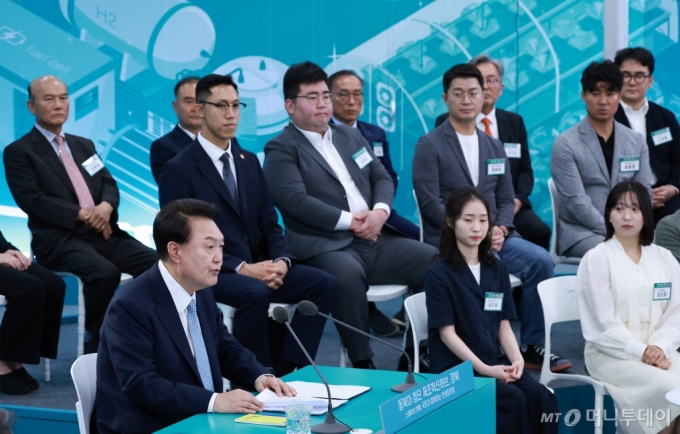 윤석열 대통령이 20일 경북 경산시 영남대 경산캠퍼스 천마아트센터에서 &#039;동북아 첨단 제조혁신허브, 경북&#039;을 주제로 열린 스물 여섯 번째 &#039;국민과 함께하는 민생토론회&#039;에서 발언하고 있다. /사진=대통령실통신사진기자단