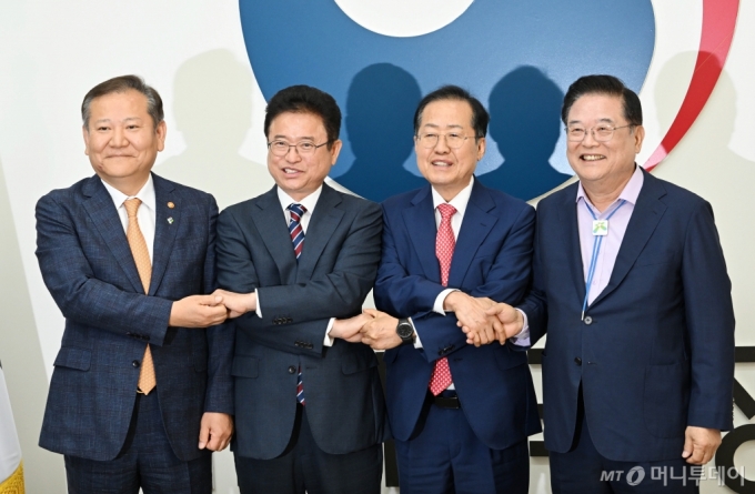 이상민 행정안전부 장관(왼쪽)이 4일 서울 종로구 정부서울청사에서 열린 대구·경북 통합 관련 관계기관 간담회에서 이철우 경북도지사(왼쪽 두 번째), 홍준표 대구시장, 우동기 지방 시대위원장(오른쪽)과 기념촬영를 하고 있다. (공동취재) 2024.6.4. /사진=뉴스1 Copyright (C) 뉴스1. All rights reserved. 무단 전재 및 재배포, AI학습 이용 금지.