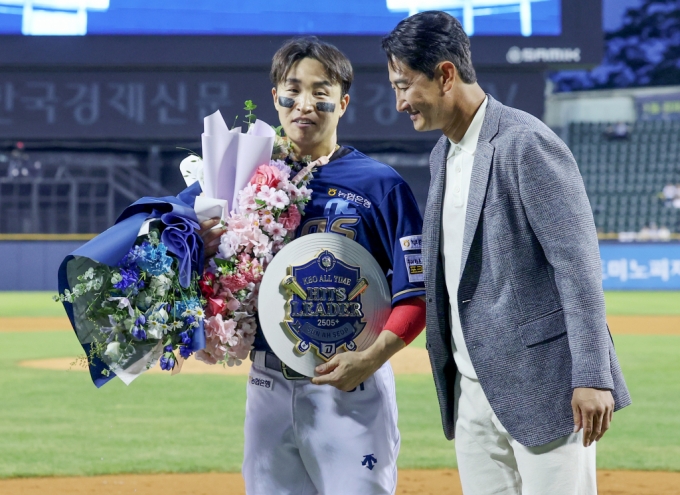 20일 서울 송파구 잠실야구장에서 열린 2024 KBO리그 NC 다이노스와 두산 베어스의 경기, NC 손아섭이 최다 안타 신기록을 수립한 뒤 열린 시상식에서 이전 기록자인 박용택(2504개)으로부터 꽃다발을 받고 있다. 손아섭은 KBO리그 통산 안타 수를 2505개를 기록하며 최다 안타 신기록을 수립했다. /사진=뉴시스
