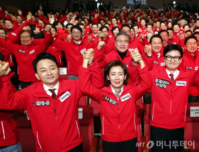 [서울=뉴시스] 조성봉 기자= 한동훈 국민의힘 총괄선대위원장이 19일 오전 서울 여의도 국회에서 열린 제22대 총선 중앙선대위 발대식 및 공천자대회에서 공동선대위원장들과 손을 잡고 총선승리를 다짐하고 있다. 왼쪽부터 원희룡, 나경원 공동선대위원장, 한동훈 총괄선대위원장,윤재옥, 안철수 공동선대위원장.  2024.03.19. suncho21@newsis.com /사진=조성봉