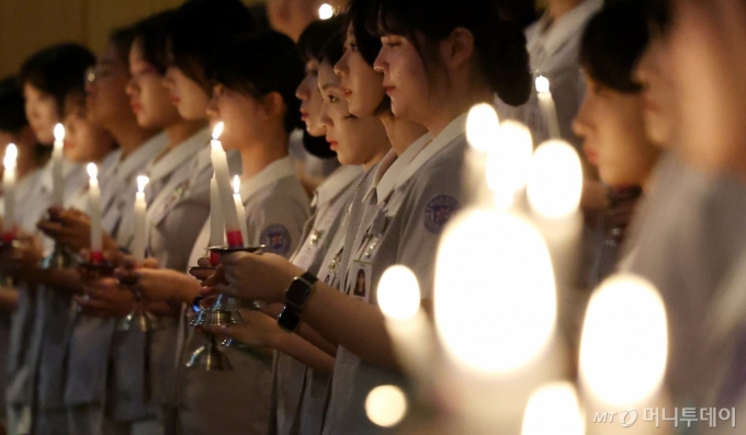 [대구=뉴시스] 이무열 기자 = 8일 대구 달서구 계명대학교 간호대학 존슨홀에서 열린 ‘2024학년도 나이팅게일 선서식’에서 간호대학 학생들이 촛불을 들고 나이팅게일의 숭고한 희생정신을 본받아 전문 간호인으로서 최선을 다할 것을 다짐하고 있다. 2024.03.08. lmy@newsis.com /사진=이무열