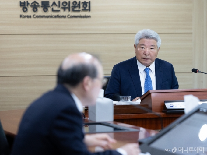 김홍일 방송통신위원회 위원장과 이상인 부위원장으로 진행되고 있는 방통위 전체회의. /사진=뉴스1