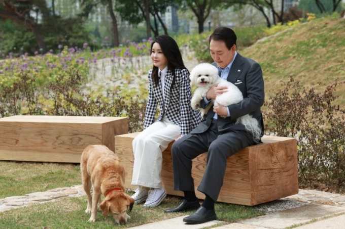 윤석열 대통령은 110대 국정과제 중 하나로 펫보험 활성화를 강조했다. 사진은 윤 대통령과 부인 김건희 여사가 5월 4일 서울 용산 대통령실 앞마당에 조성된 용산 어린이정원 개방 기념식수를 마친 뒤 써니 및 은퇴안내견 새롬이와 휴식을 취하고 있는 모습 /사진=대통령실