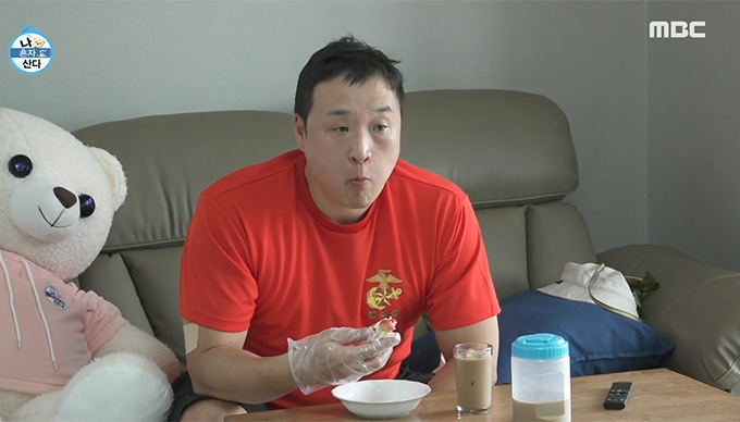 배우 구성환이 평소 해병대 티셔츠를 입고 다니지만 사실 아버지가 국가유공자로 6개월 공익 대체 복무를 했다고 고백했다. /사진=MBC &#039;나 혼자 산다&#039; 방송화면