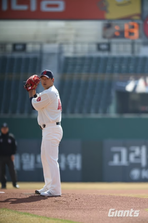 투구를 준비하는 나균안과 뒤로 보이는 피치클락 타이머. /사진=롯데 자이언츠 제공