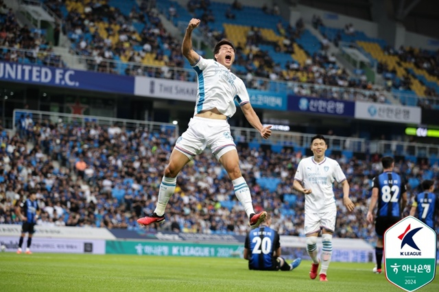 골을 넣고 포효하는 이호재(왼쪽). /사진=한국프로축구연맹 제공