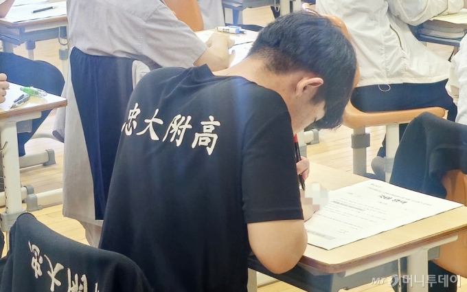 지난 4일 수능 모의평가 문제를 풀고 있는 충북대학교사범대학 부설고등학교 3학년 학생.  /사진=뉴시스
