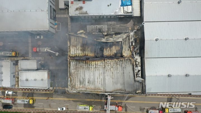 배터리 터지고 연기 뒤덮여…화성 일차전지 공장, 4명 사상·21명 연락 두절