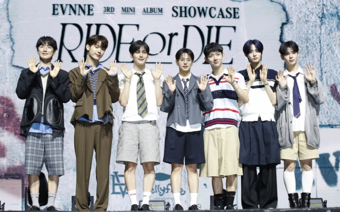 그룹 이븐이 17일 서울 광장동 예스24 라이브홀에서 가진 세 번째 미니앨범 &#039;라이드 오어 다이(RIDE or DIE)&#039; 쇼케이스에서 포즈를 취하고 있다. /사진=뉴스1