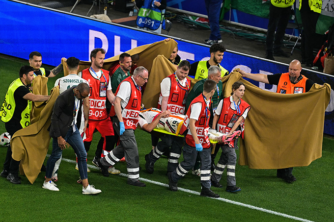 헝가리 축구선수 바르나바스 바르가가 23일(현지시간) 독일 슈트르가르트 아레나에서 열린 유럽축구연맹(UEFA) 유로 2024 A조 축구 경기 도중 부상을 입고 쓰러져 들것에 실려 이송되고 있다. /AFPBBNews=뉴스1