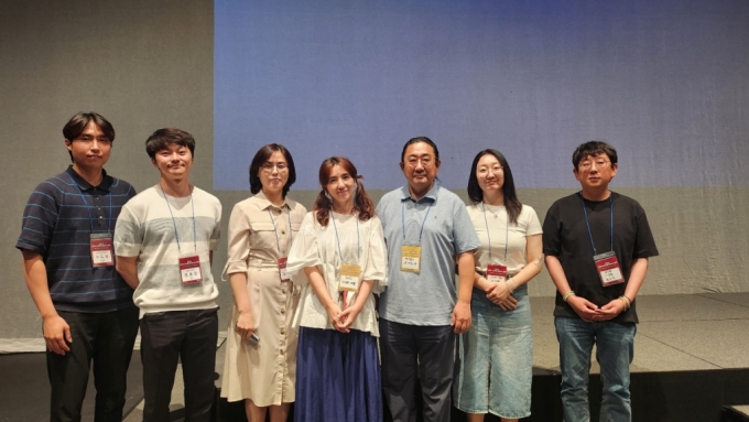 2024년 액셀러레이터연계지원에 참여하는 5개 액셀러레이터(AC)와 40개 스타트업이 참여한 &#039;2024 콘텐츠 스타트업 파트너스데이&#039;에서 액셀러레이터 &#039;리벤처스&#039;와 8개 초기 창업기업 관계자들이 기념 촬영을 진행하고 있다. /사진제공=리벤처스
