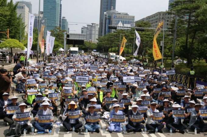 소상공인연합회가 25일 서울 여의도 국회 앞에서 최저임금 제도 개선 촉구 결의대회를 진행하고 있는 모습.