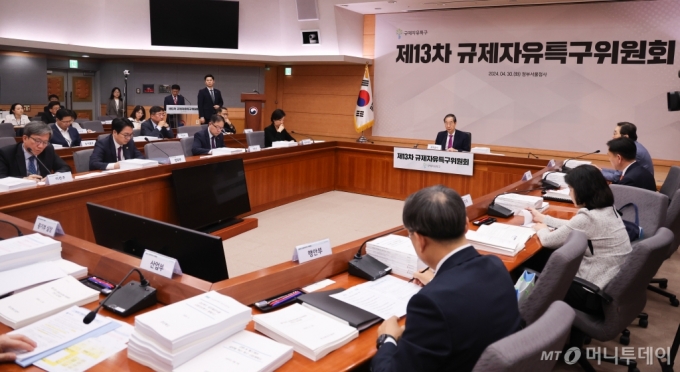 (서울=뉴스1) 허경 기자 = 한덕수 국무총리가 30일 서울 종로구 정부서울청사 별관에서 열린 제13차 규제자유특구위원회 회의에서 모두발언을 하고 있다. 2024.4.30/뉴스1  Copyright (C) 뉴스1. All rights reserved. 무단 전재 및 재배포,  AI학습 이용 금지. /사진=(서울=뉴스1) 허경 기자