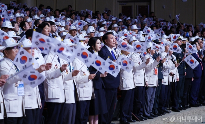 [대구=뉴시스] 최진석 기자 = 윤석열 대통령과 부인 김건희 여사가 25일 대구 북구 엑스코에서 열린 6·25전쟁 74주년 행사에서 6·25의 노래를 제창하고 있다. 2024.06.25. myjs@newsis.com /사진=최진석