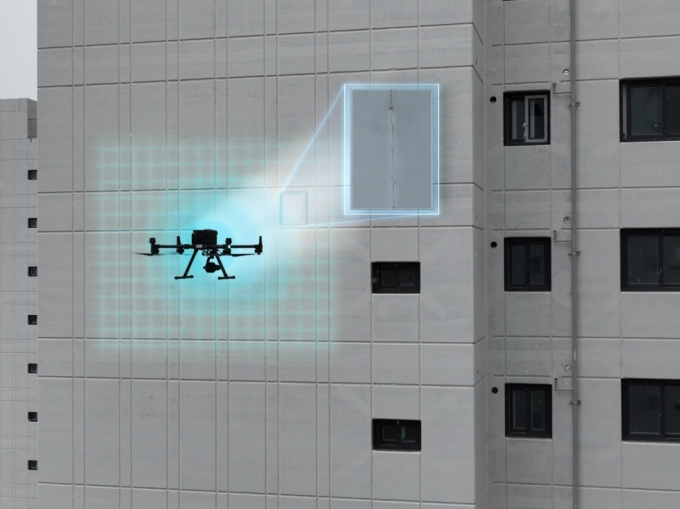 고화질 영상장비를 장착한 드론 '포스-비전(POS-VISION)'으로 아파트 외벽을 촬영하는 이미지. /사진제공=포스코이앤씨