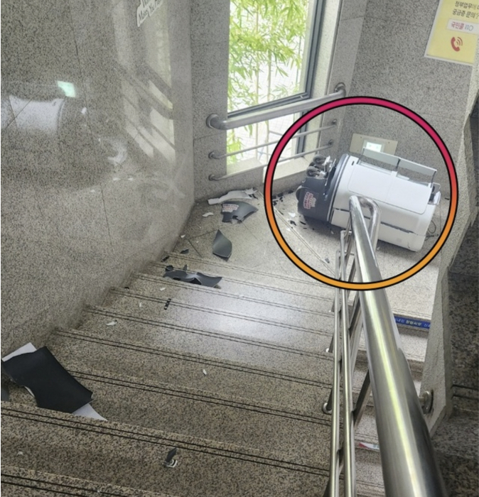 구미시 1호 ‘로봇 주무관’이 지난 20일 오후 4시께 구미시의회 2층 계단에서 떨어져 파손됐다./사진=대구일보