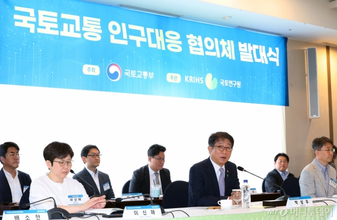 [서울=뉴시스] 홍효식 기자 = 박상우 국토교통부 장관이 26일 서울 중구 프레지던트 호텔에서 열린 국토교통 인구대응 협의체 발대식에서 환영사하고 있다. 2024.06.26. yesphoto@newsis.com /사진=홍효식