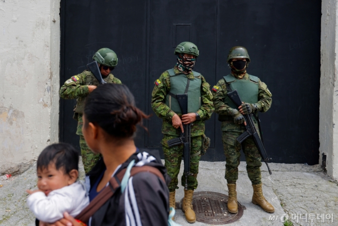 마약 밀매 카르텔 로스 초네로스의 두목 아돌포 마시아스가 탈옥해 에콰도르 교도소 곳곳에서 폭동이 일어나자 지난 1월 8일(현지시간) 에콰도르 키토 지역에서 경비 인력이 교도소 앞을 지키고 있다./로이터=뉴스1
