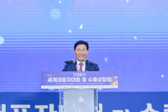 박종범 세계한인무역협회(월드옥타) 회장이 4월 16일 충남 예산군 스플라스 리솜에서 열린 '제25차 세계대표자대회 및 수출상담회'에서 개최사를 하고 있다.  